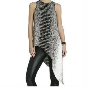 BCBG MAXAZRIA
BLOUSE TOP SHIRT BLACK
WHITE CINDI  Size M 
ASYMMETRICAL CROC